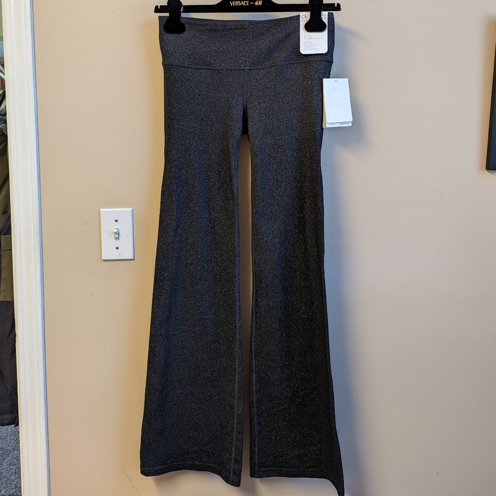 GAP Fit Gflez Boot Leg Opening Legging in Black Regular Rise Dark Grey Charcoal
